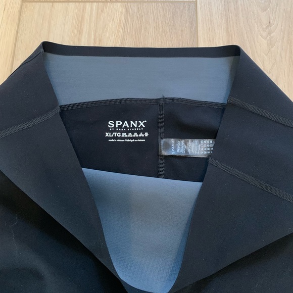 Spanx Every.Wear Active Icon Leggings - Picture 2 of 4